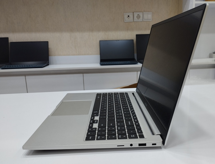 لپ تاپ سامسونگ Samsung Galaxy 750 XFG /Core i5-1335U/16/512/Intel Iris XE/15.6in FHD