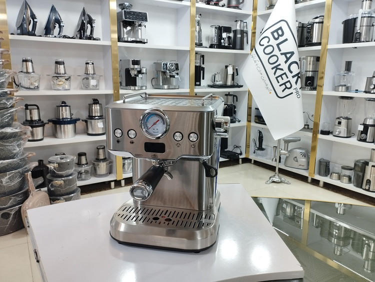 اسپرسوساز بلک کوکر مدل BC-001CM با ظرفیت مخزن 1.8 لیتر و فشار 20 بار