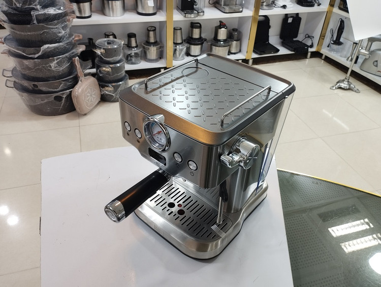 اسپرسوساز بلک کوکر مدل BC-001CM با ظرفیت مخزن 1.8 لیتر و فشار 20 بار