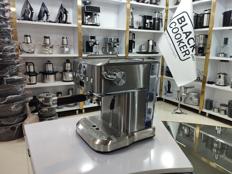 اسپرسوساز بلک کوکر مدل BC-001CM با ظرفیت مخزن 1.8 لیتر و فشار 20 بار