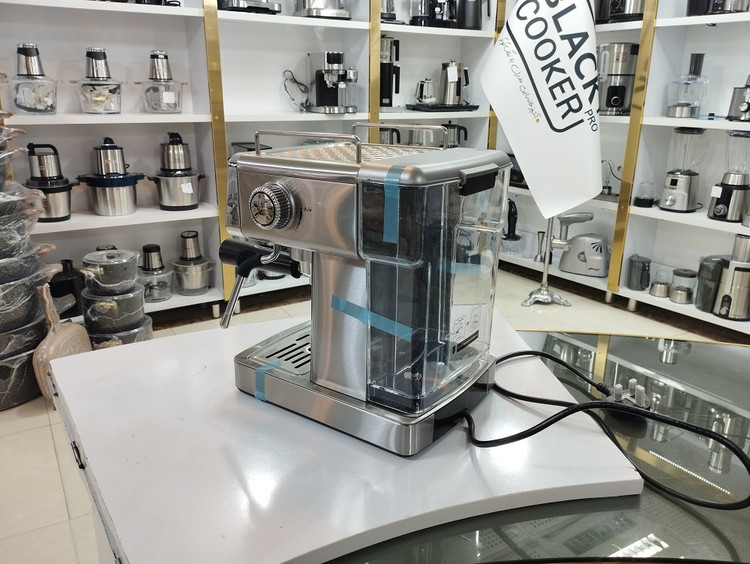 اسپرسوساز بلک کوکر مدل BC-2750 با ظرفیت مخزن 1.8 لیتر و فشار 20 بار