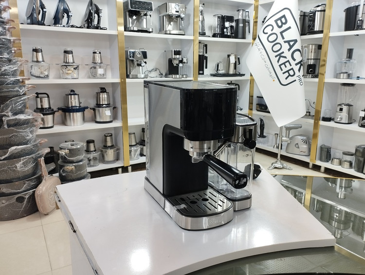 اسپرسوساز بلک کوکر مدل BC-2750EM با ظرفیت مخزن 1.8 لیتر و فشار 20 بار