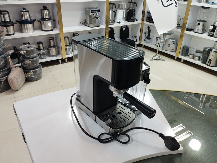 اسپرسوساز بلک کوکر مدل BC-2750EM با ظرفیت مخزن 1.8 لیتر و فشار 20 بار