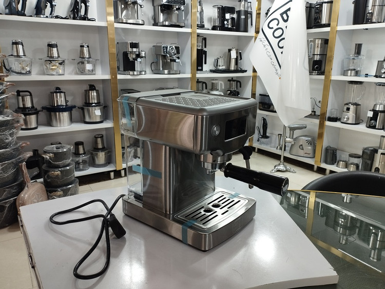 اسپرسوساز بلک کوکر مدل BC-665 با ظرفیت مخزن 1.8 لیتر و فشار 20 بار