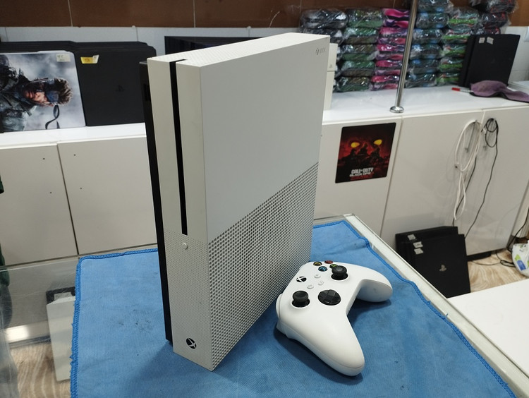 کنسول بازی مایکروسافت XBox One S، حافظه یک ترابایت